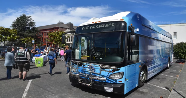 Hydrogen Buses Idle