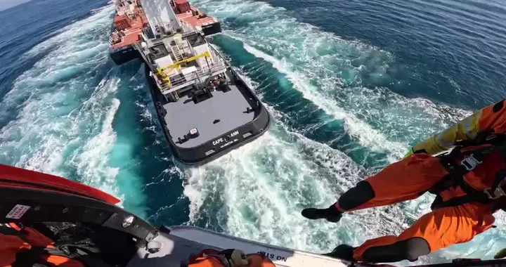 (VIDEO) Here's How Badass Coast Guard Heroes Pluck an Ailing Person Off ...